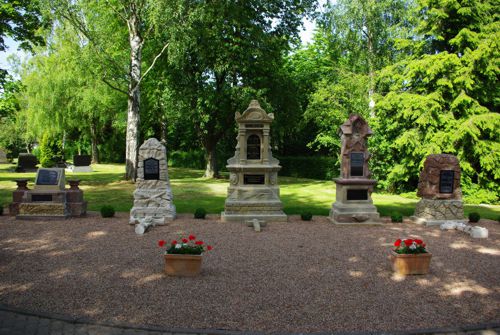 Restaurierte Gedenksteine auf dem Friedhof.
