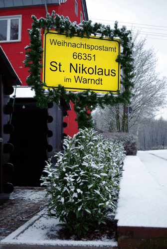 Das Schild Weihnachtspostamt St. Nikolaus im Winter.