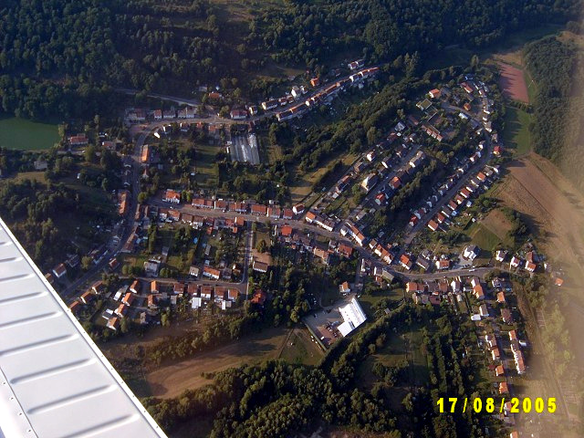 Luftaufnahme aus einem Flugzeug auf den Ort St. Nikolaus