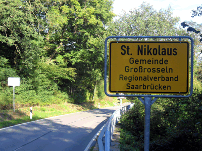 Ortseingang von St. Nikolaus mit Ortsschild