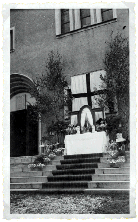 Geschmückter Frohnleichnamsaltar auf der Kirchentreppe
